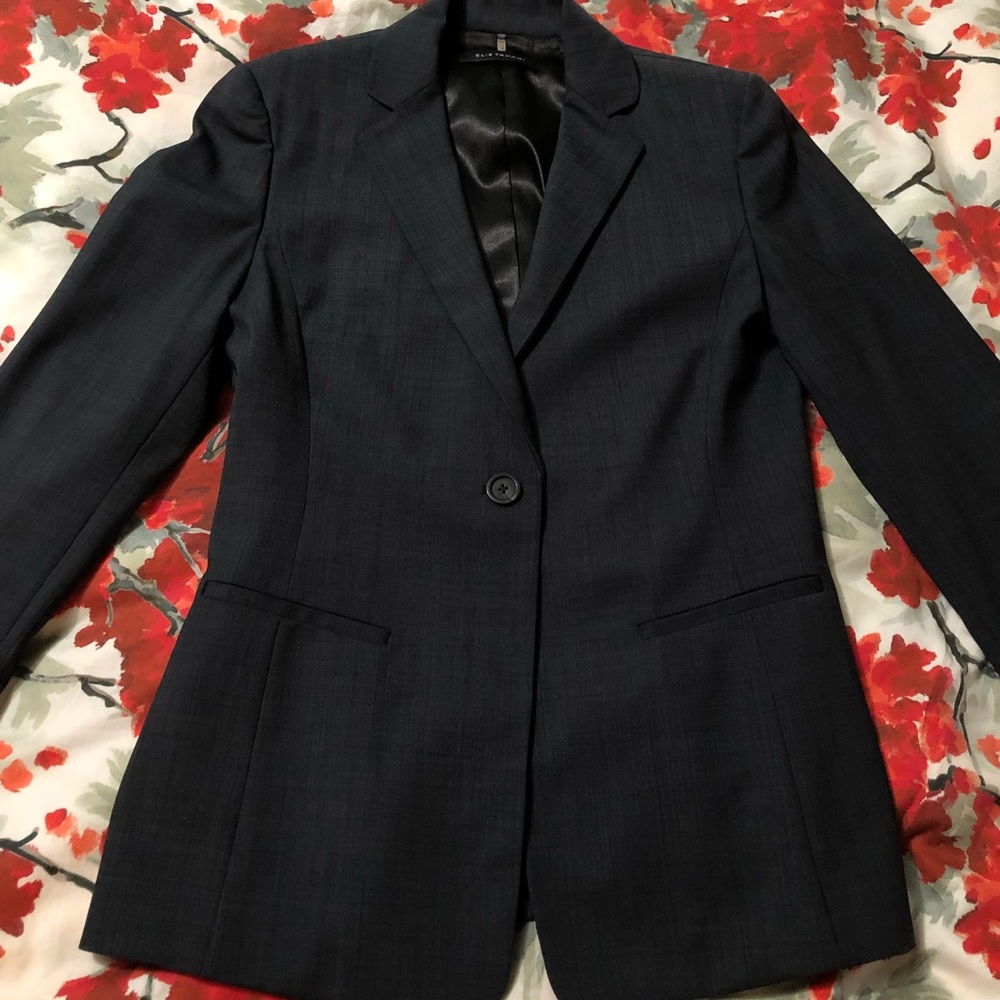 Elie Tahari business suit in excellent condition